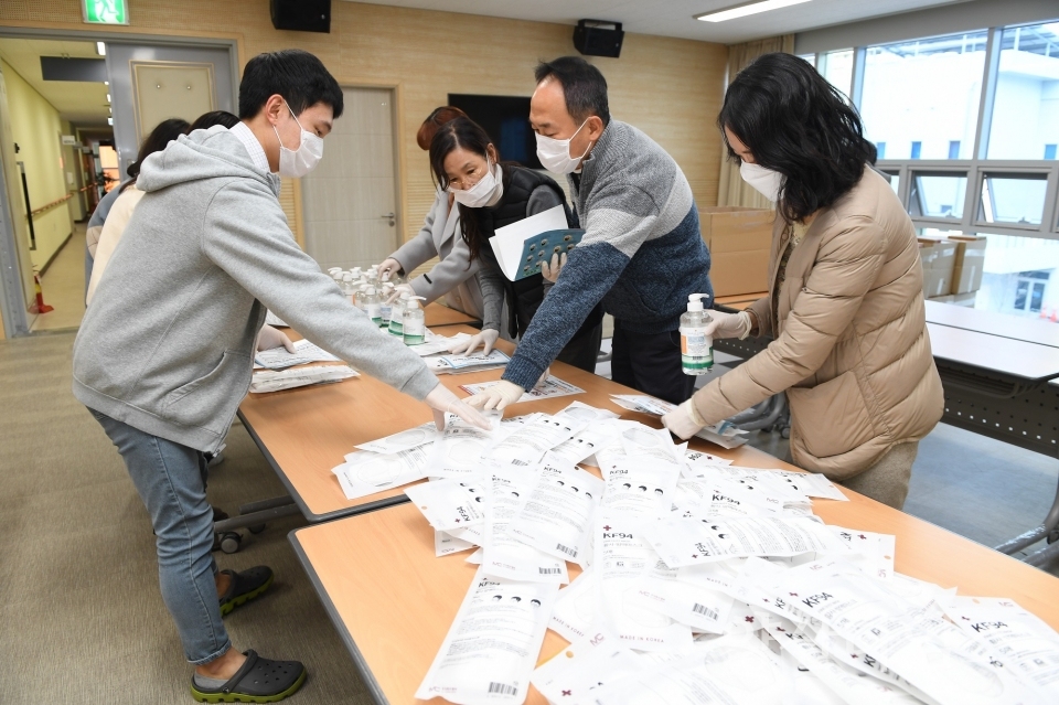 정관보건지소에서 임신부 및 출산후 3개월 이내 산모에게 지급할 마스크와 손소독제를 포장하고 있다 ⓒ양산타임스