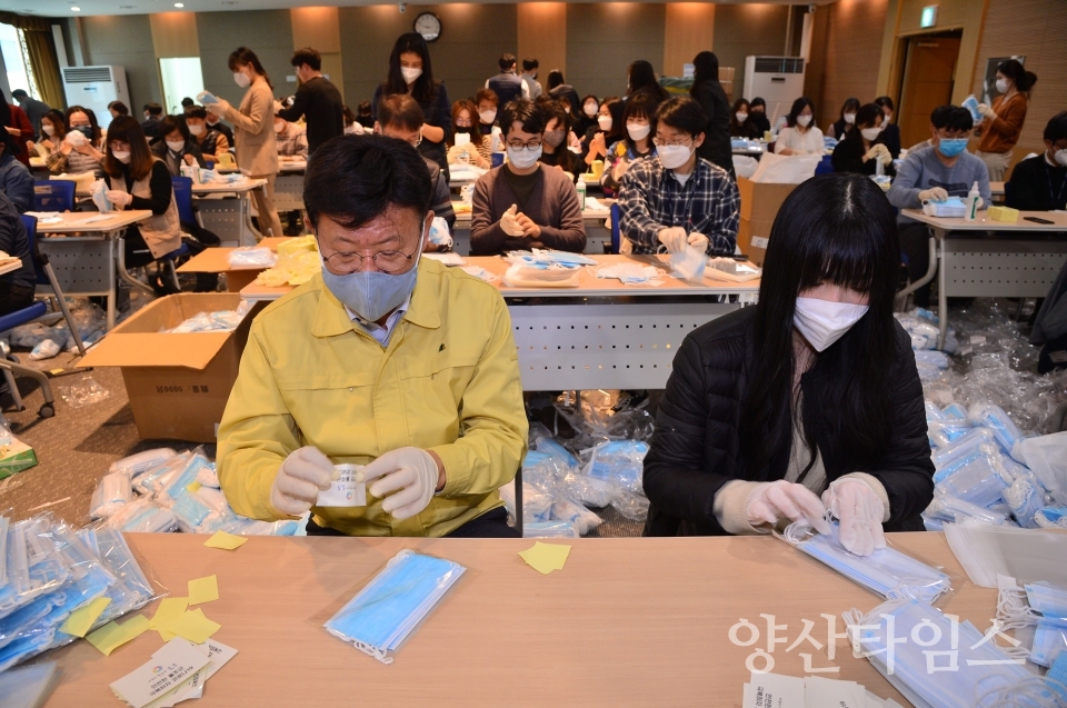 울주군이 저소득층과 65이상 어르신에게는 1인당 5장씩 그리고 임산부에게는 1인당 3장씩 마스크를 전달한다. ⓒ양산타임스