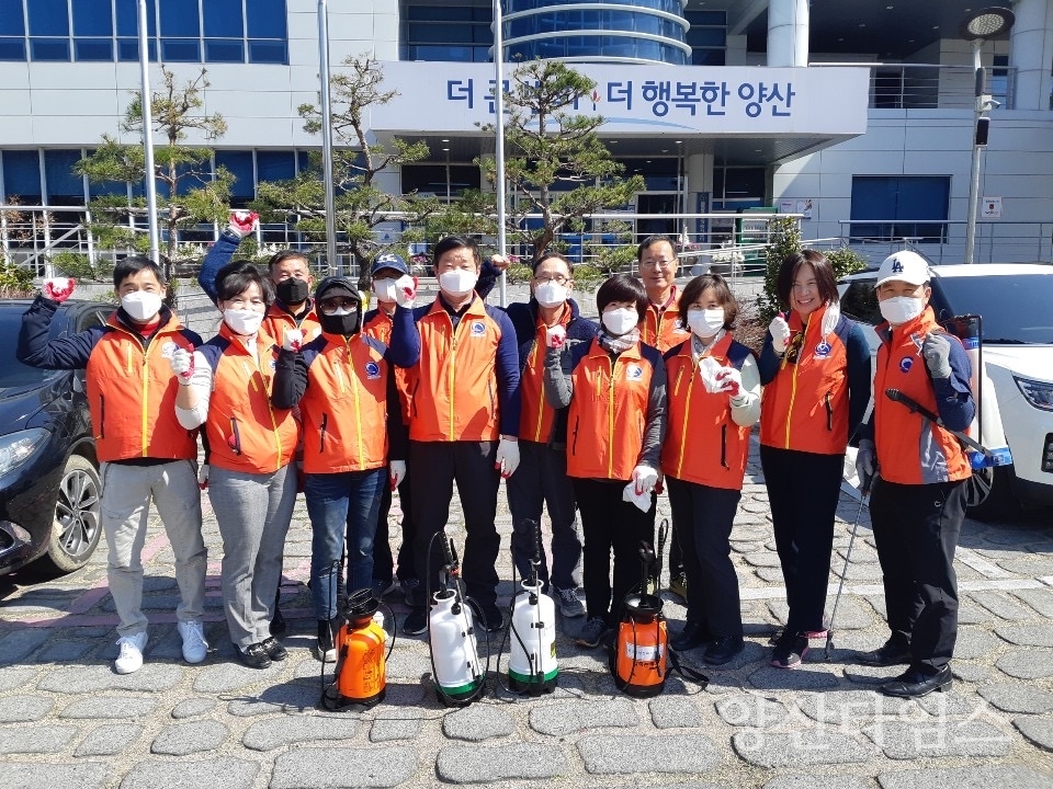 물금읍주민자치위원회가 코로나19 지역 내 확산방지를 위해 물금역 인근 방역을 진행했다. ⓒ양산타임스
