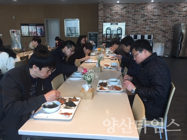 울주군이 '사회적 거리두기' 캠페인의 일환으로 '마주보지 않고 일정한 거리두고 식사하기'와 직원식당 휴무일을 확대하기호 했다. ⓒ양산타임스