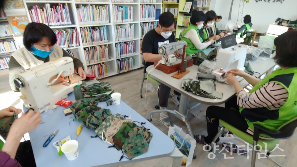 범서읍 지사협이 7765군부대 장병을 위한 천마스크 제작에 들어갔다. ⓒ양산타임스