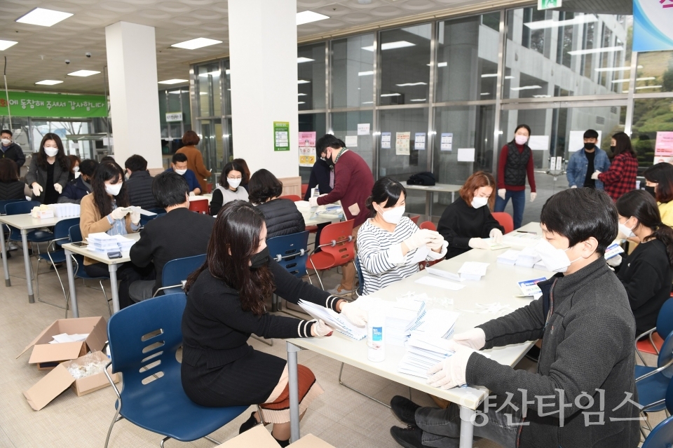 기장군청 직원들이 기장형 재난기본소득 신청서를 군민에게 발송하기 위한 우편물 작업을 하고 있다. ⓒ양산타임스