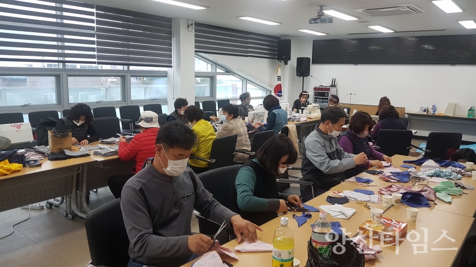 양산시 소주동 ‘우리, 함께 이겨냅니다’ 프로젝트 중 관내 방역 봉사활동 ⓒ양산타임스