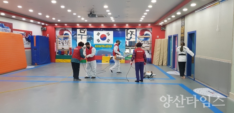 물금읍이장단 다중이용시설 방역 ⓒ양산타임스