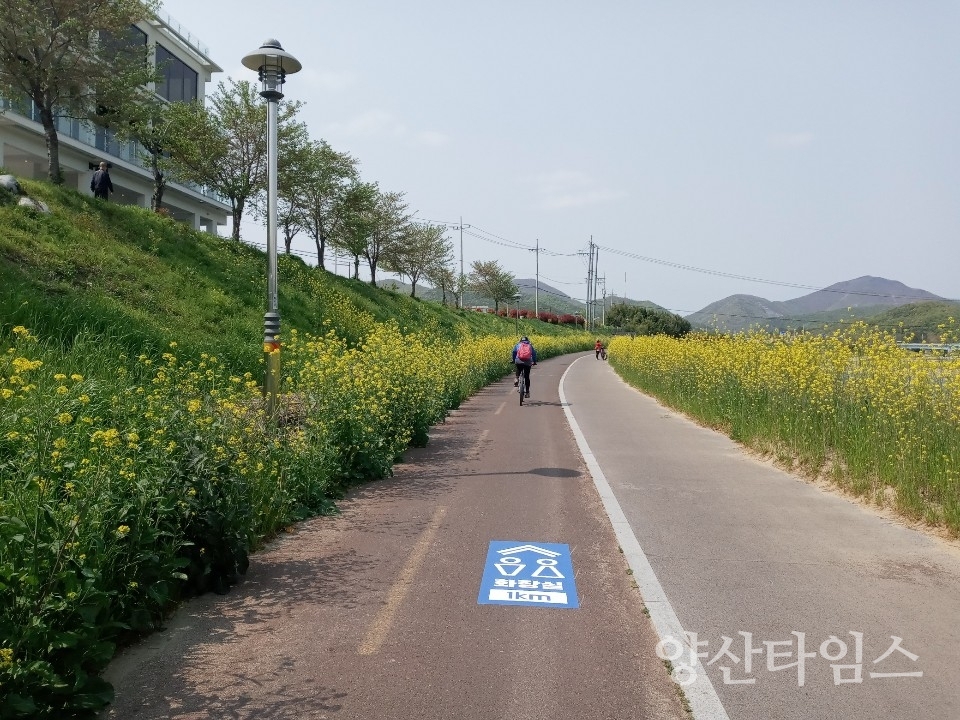 울주군은 범서읍 천상 자전거 공원에서 언양읍 남천 산책로까지 약 18km의 자전거 도로 노면에 공중화장실 위치 정보 표시를 완료했다. ⓒ양산타임스