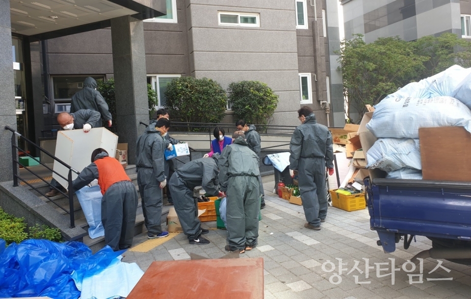 정관읍 행정복지센터가 자원봉사자들과 함께 사례관리대상자의 집을 대청소 했다. ⓒ양산타임스