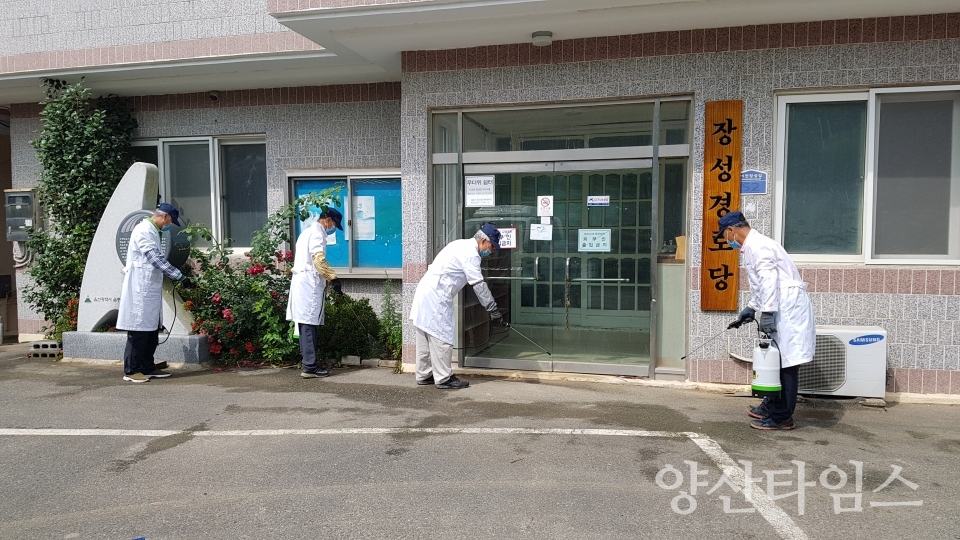 울주군 '경로당 클린 사업단'이 방역소독을 실시했다. ⓒ양산타임스