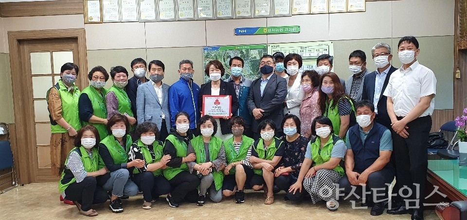 범서읍 지사협이 범서농업협동조합에 착한기업 현판을 전달했다. ⓒ양산타임스