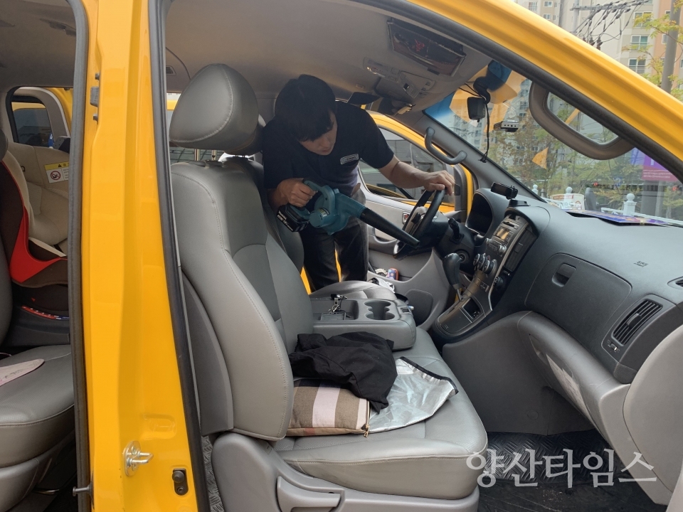 울주군 육아종합지원센터는 20일 센터 주차장에서 울주군 관내 어린이집을 대상으로 차량 카시트를 소독했다. ⓒ양산타임스