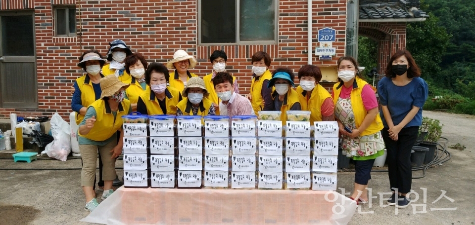 두서면 여성자원봉사회는 5일 계절김치 나눔봉사를 진행했다. ⓒ양산타임스