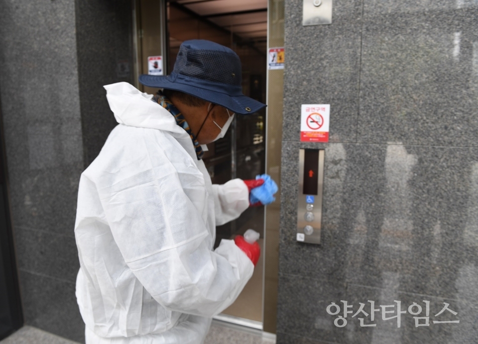 기장군에 주소를 둔 해운대 온천센터 관련자가 코로나19 확진 판정되자, 28일 오전 8시 30분경 기장군 감염병방역단이 현장 출동하여 출입구와 계단, 엘리베이터 등을 중점적으로 방역 소독하고 있다. ⓒ양산타임스