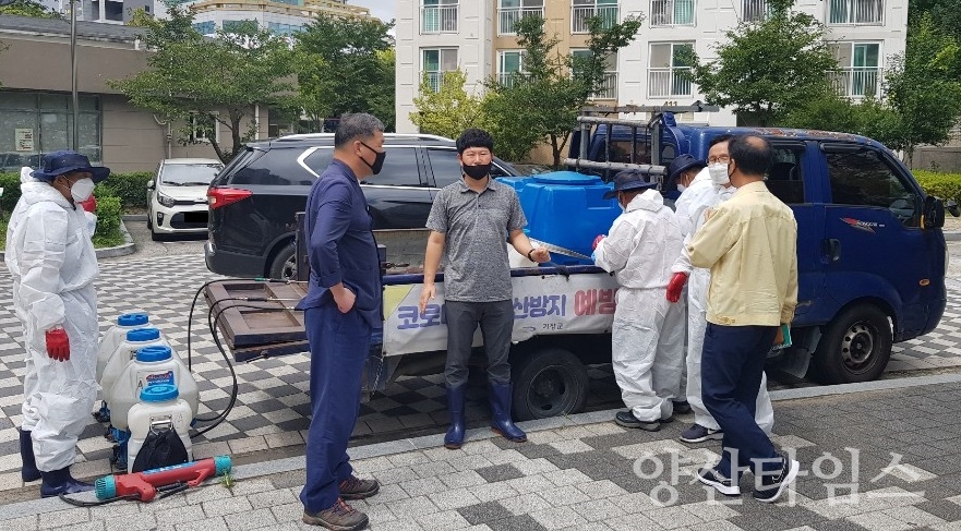 31일 오전 10시 50분 기장군 지역사회 내 첫 확진자(부산 217번)의 가족 1명이 양성으로 판정됨에 따라, 오전 11시 7분 기장군수의 지휘아래 기장군 감염병방역단이 확진자가 거주하는 지역 및 인근지역, 엘리베이터, 출입구 등을 중심으로 방역 소독을 진행 중이다. ⓒ양산타임스
