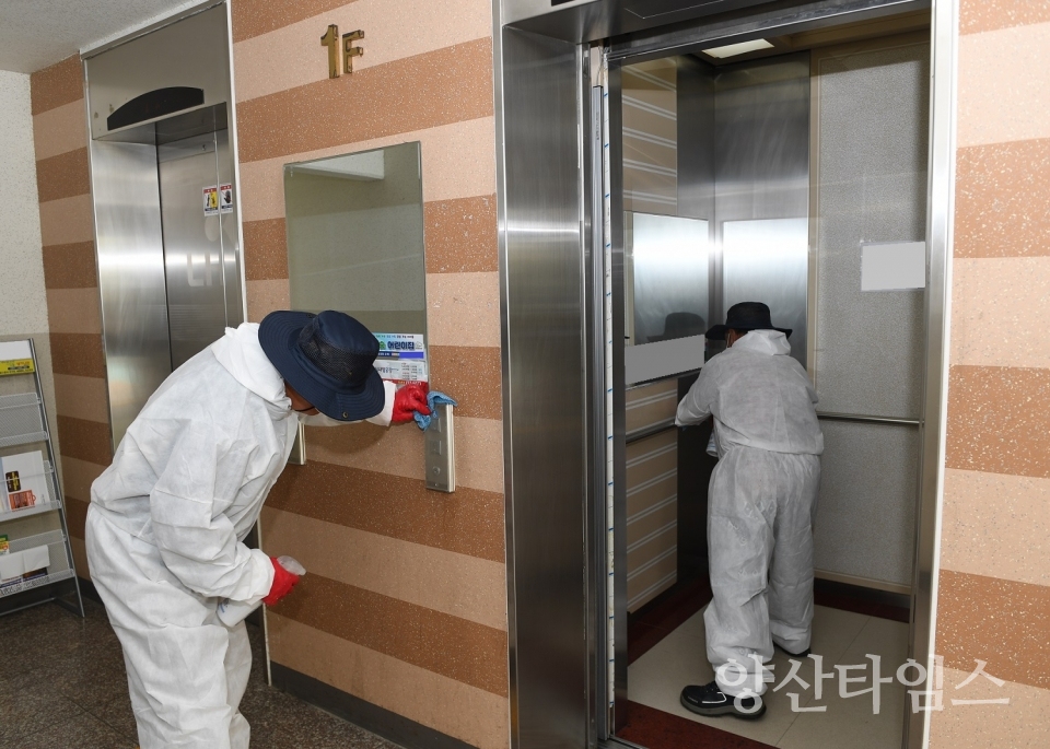 31일 오전 10시50분 기장군 지역사회 내 첫 확진자(부산 217번)의 가족 1명이 양성으로 판정됨에 따라, 오전 11시 10분 경부터 기장군 감염병방역단이 확진자가 거주하는 지역 및 인근지역, 엘리베이터, 출입구 등을 중심으로 방역 소독을 진행 중이다. ⓒ양산타임스