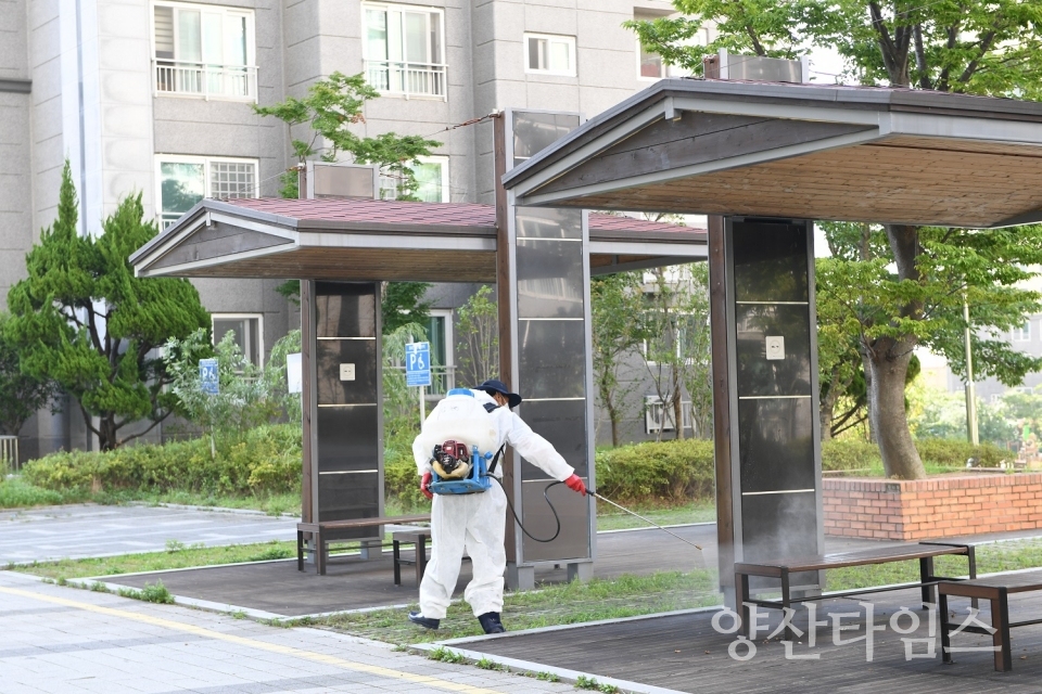9월 4일 오전 9시경 기장군 감염병방역단이 확진자가 발생한 인근지역을 방역소독하고 있다