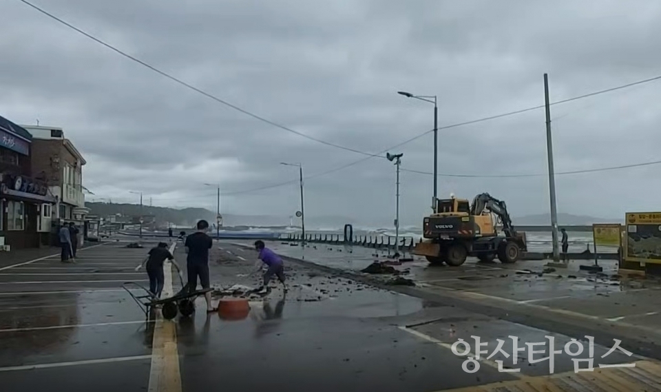 9월 7일 오전 11시 40분경 기장군수가 기장읍 죽성리에서 태풍 피해 현장을 점검하고 있다ⓒ양산타임스