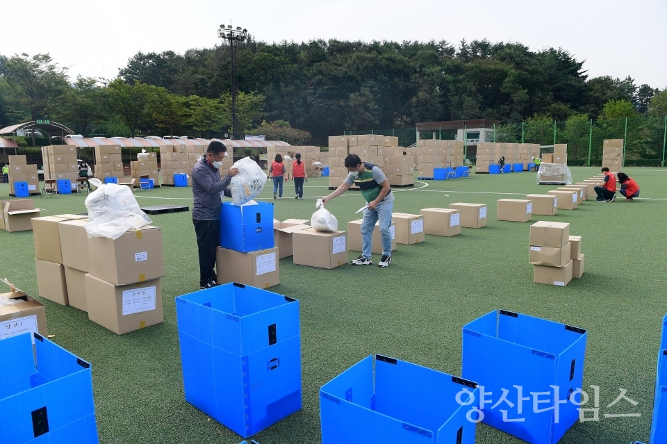 기장군은 9월 10일부터 전 군민 대상으로 마스크 1인당 10매씩 4차 긴급 무상배포, 세대당 1병씩 손소독제 2차 긴급 무상배포를 시작했다. 사진은 9월 10일 오전 9시 30분경 정관읍 소두방공원에서 정관읍 직원들과 이반장 및 자원봉사자들이 마을별로 마스크 수량을 확인하고 주민들에게 배부할 마스크를 수령하고 있다. ⓒ양산타임스