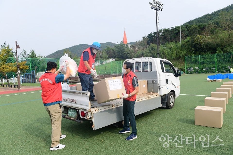 기장군은 9월 10일부터 전 군민 대상으로 마스크 1인당 10매씩 4차 긴급 무상배포, 세대당 1병씩 손소독제 2차 긴급 무상배포를 시작했다. 사진은 9월 10일 오전 9시 30분경 정관읍 소두방공원에서 정관읍 직원들과 이반장 및 자원봉사자들이 마을별로 마스크 수량을 확인하고 주민들에게 배부할 마스크를 수령하고 있다. ⓒ양산타임스