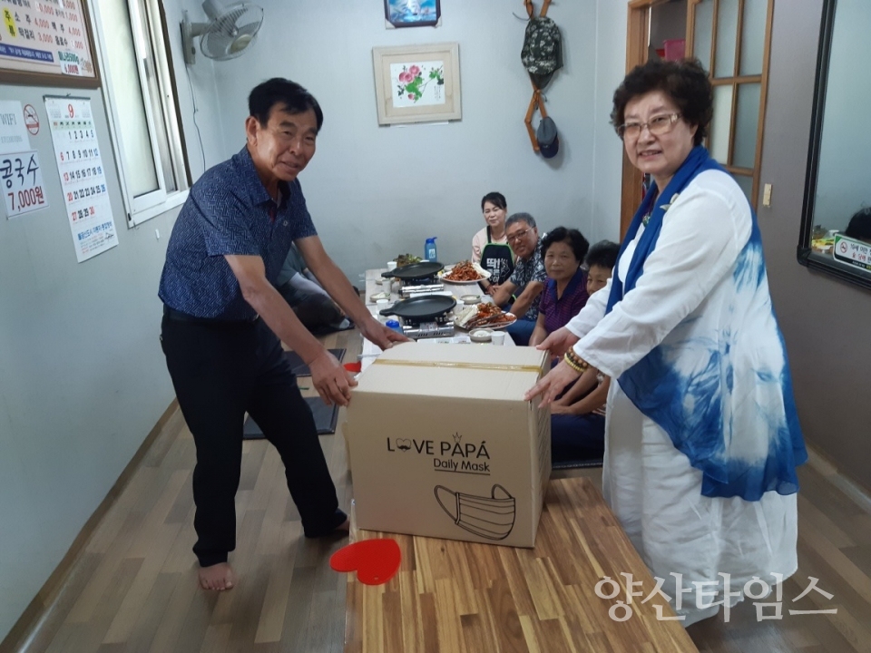 양산마중물봉사회 마스크 기탁 ⓒ양산타임스