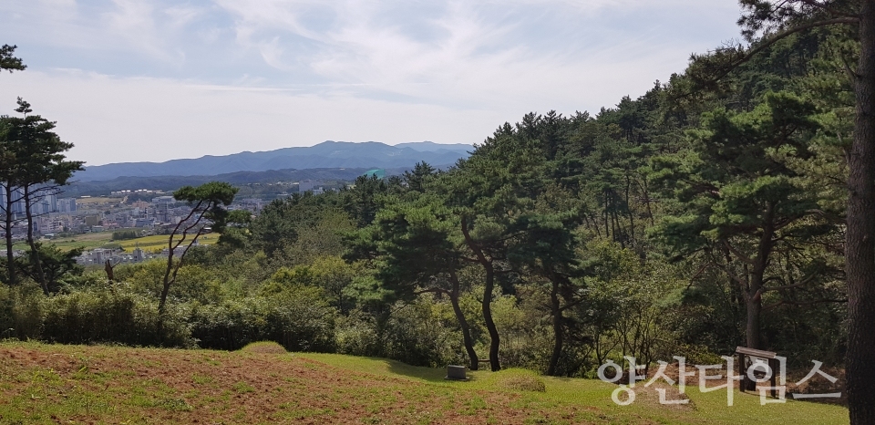 새로 단장한 오영수 선생 묘소ⓒ양산타임스