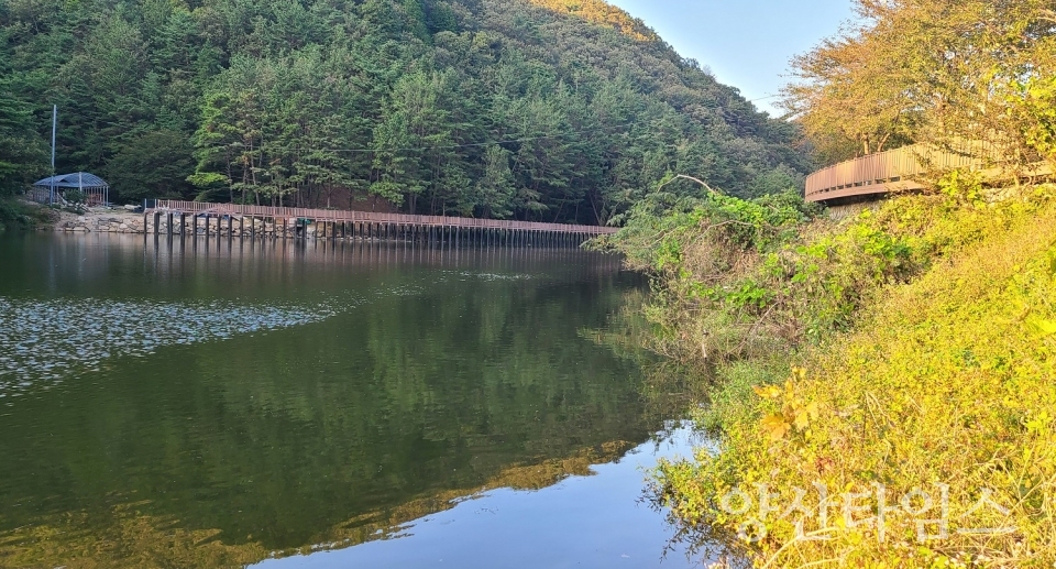 산책로가 조성중인 정관읍 병산저수지 전경ⓒ양산타임스