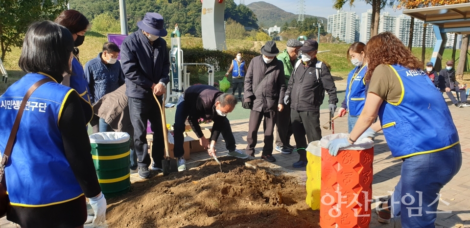 어르신들과 함께 쓰레기수거함 설치하는 모습