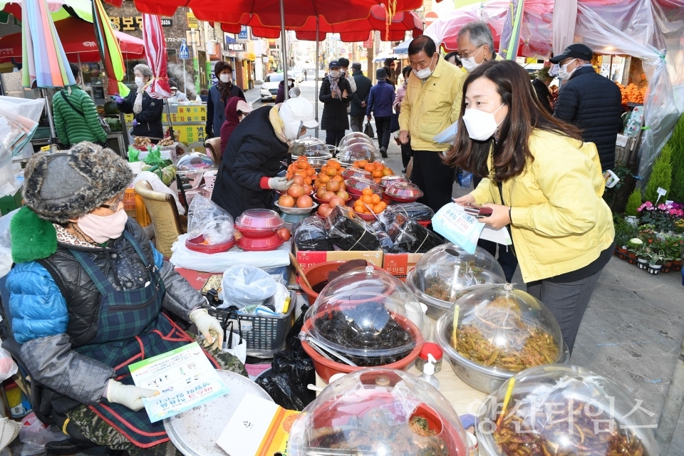 ▲ 11월 30일 오전 11시경 기장군 직원들이 기장읍 기장시장 주변 난전상, 노점상 상인들에게 손소독제와 코로나19방역수칙 안내문을 나눠주고 마스크착용, 손소독제 사용 등 방역수칙을 준수해 줄 것을 요청하고 있다. ⓒ양산타임스