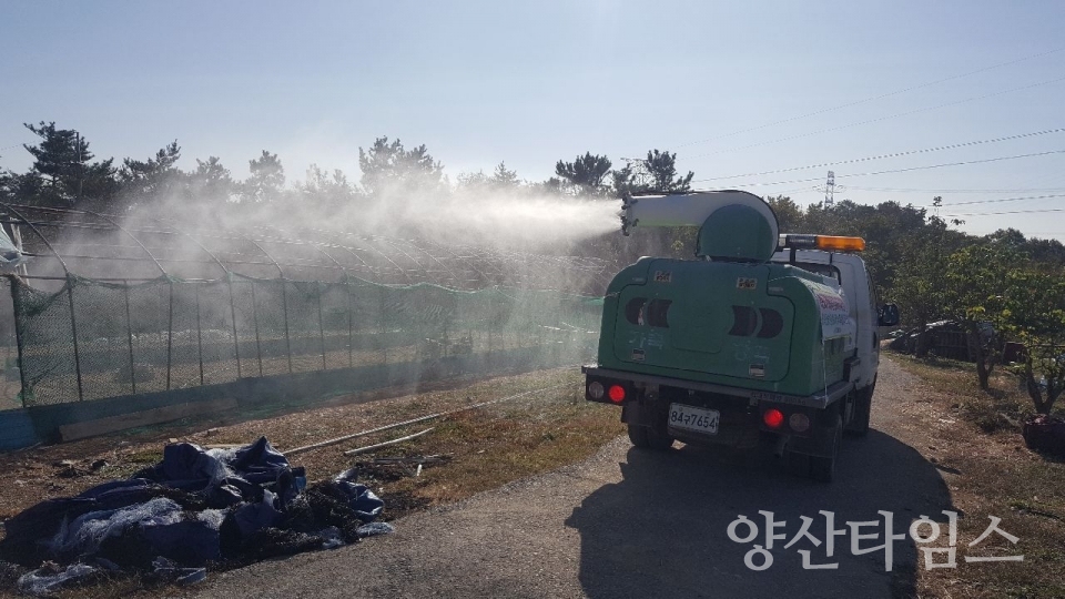 11월 27일 기장군에서 AI 관내 유입 방지를 위해 가금류 사육 농가에 방역작업을 하고 있다 ⓒ양산타임스