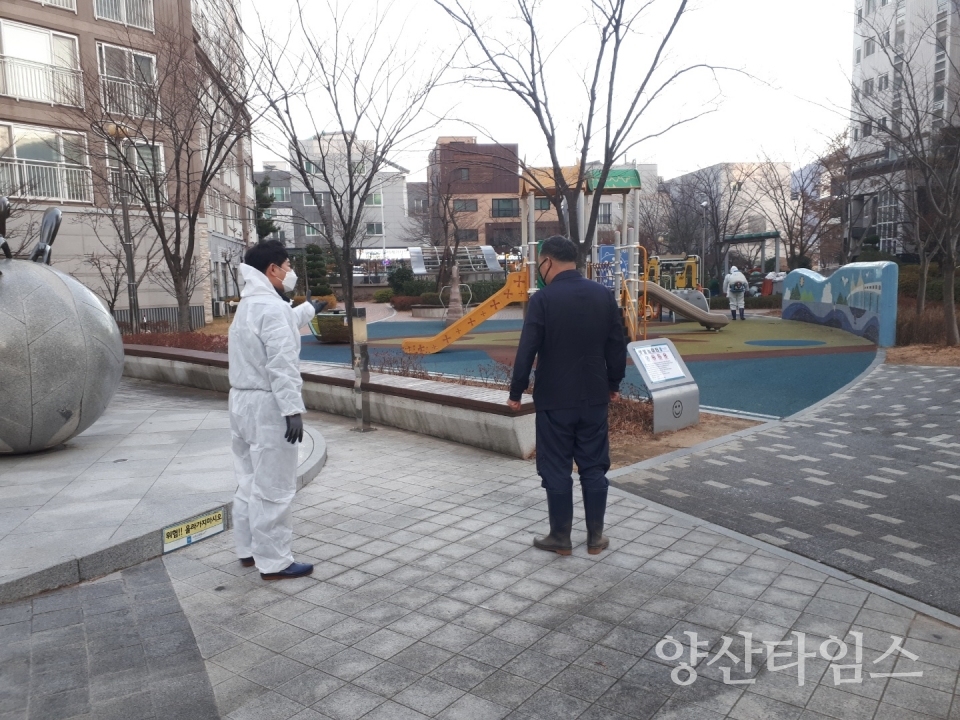 12월 6일 기장군감염병 방역단이 신규 확진자의 거주지와 주변지역을 집중 방역하고 있다." "12월 6일 기장군감염병 방역단은 기장군수 지휘하에 신규확진자의 거주지와 주변지역에 대해 집중방역을 실시했다.ⓒ양산타임스