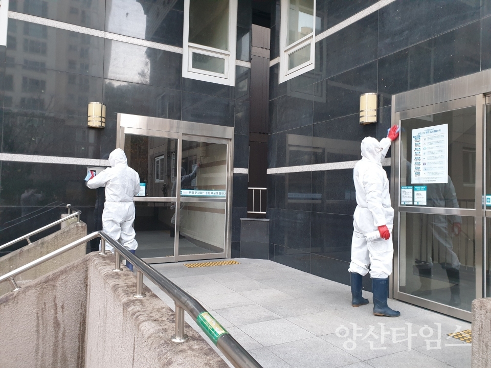 12월 6일 기장군감염병 방역단이 신규 확진자의 거주지와 주변지역을 집중 방역하고 있다." "12월 6일 기장군감염병 방역단은 기장군수 지휘하에 신규확진자의 거주지와 주변지역에 대해 집중방역을 실시했다.ⓒ양산타임스