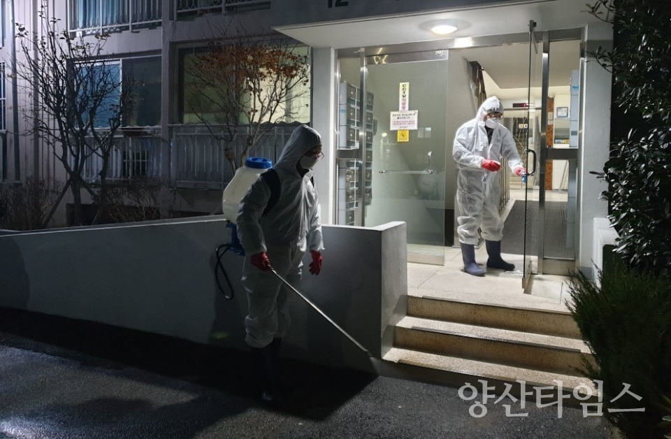 12월 6일 오후 7시 15분부터 기장군감염병방역단은 기장군수 지휘 하에 해외입국 신규확진자의 거주지 및 주변지역에 대해 집중방역을 실시하고 있다 ⓒ양산타임스