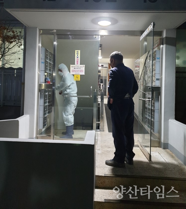 12월 6일 오후 7시 15분부터 기장군감염병방역단은 기장군수 지휘 하에 해외입국 신규확진자의 거주지 및 주변지역에 대해 집중방역을 실시하고 있다 ⓒ양산타임스