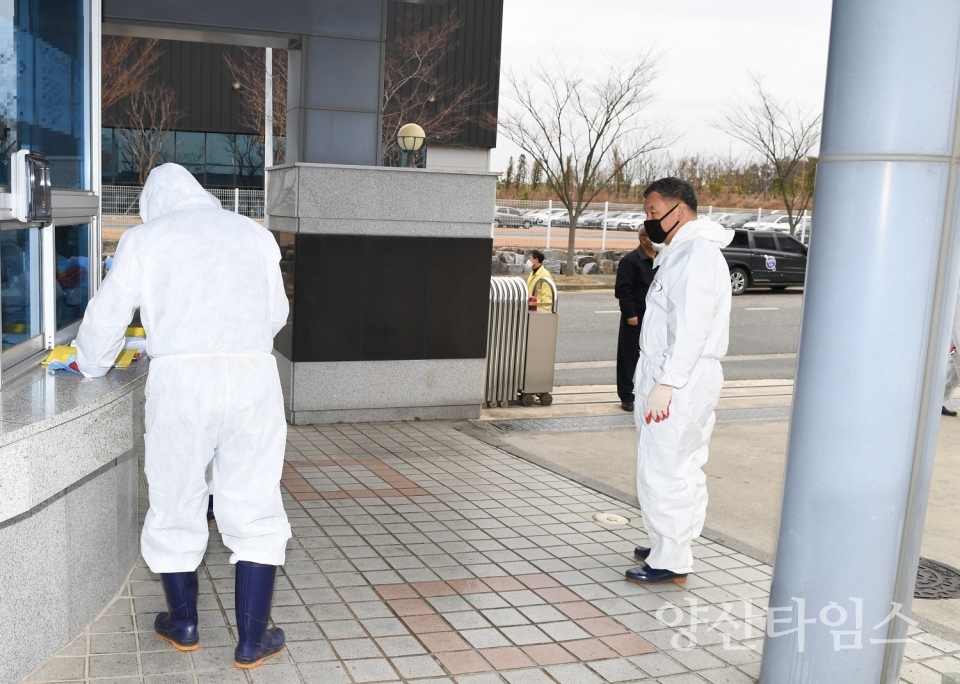 12월10일 오전 11시40분경 기장군감염병방역단은 기장군수 지휘아래 확진자가 발생한 주변지역에 대해 집중 방역을 실시했다 ⓒ양산타임스