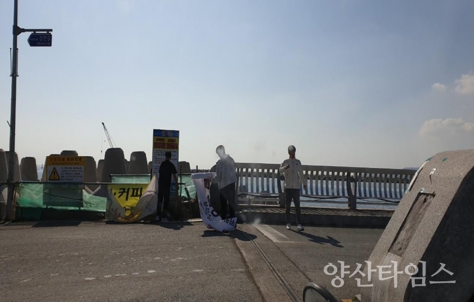 일광해수욕장 주변 불법 현수막 철거 모습 ⓒ양산타임스