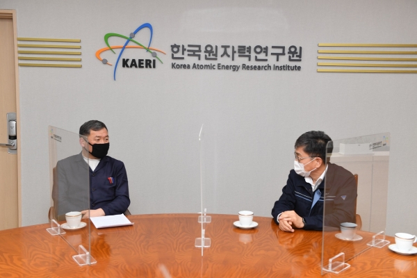 15일 기장군수(사진 왼쪽)는 대전시 소재 한국원자력연구원을 방문해 박원석 원장(사진 오른쪽)을 만나, ‘동남권방사선 의·과학 일반산업단지’ 내 주요 국책사업인 ‘수출용 신형연구로 개발 및 실증사업’의 신속한 사업추진을 위한 협조를 당부했다. ⓒ양산타임스