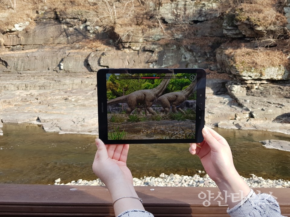 울주군은 천전리 공룡화석 주인공을 증강현실(AR)로 만날 수 있는‘천전리 공룡체험 증강현실 콘텐츠 제작 용역’을 완료하고, 3월부터 시범서비스에 들어간다. ⓒ양산타임스