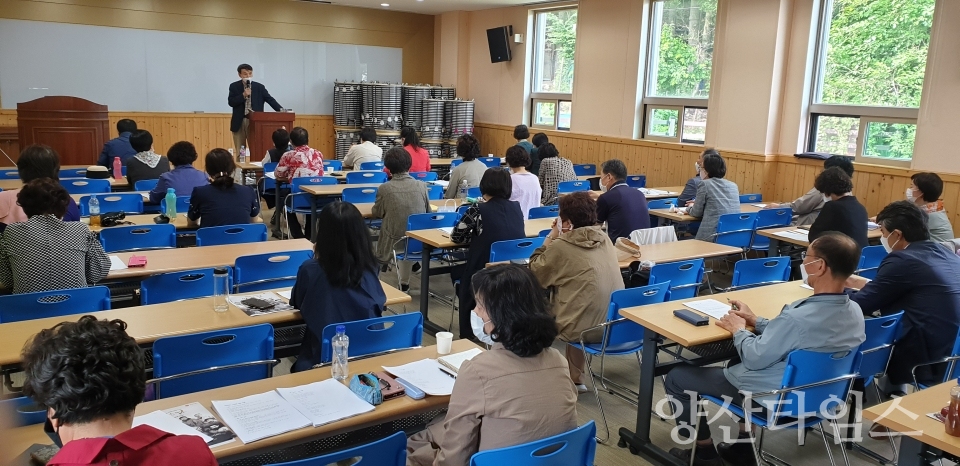 소설 강의를 경청하고 있는 소설반 수강생ⓒ양산타임스
