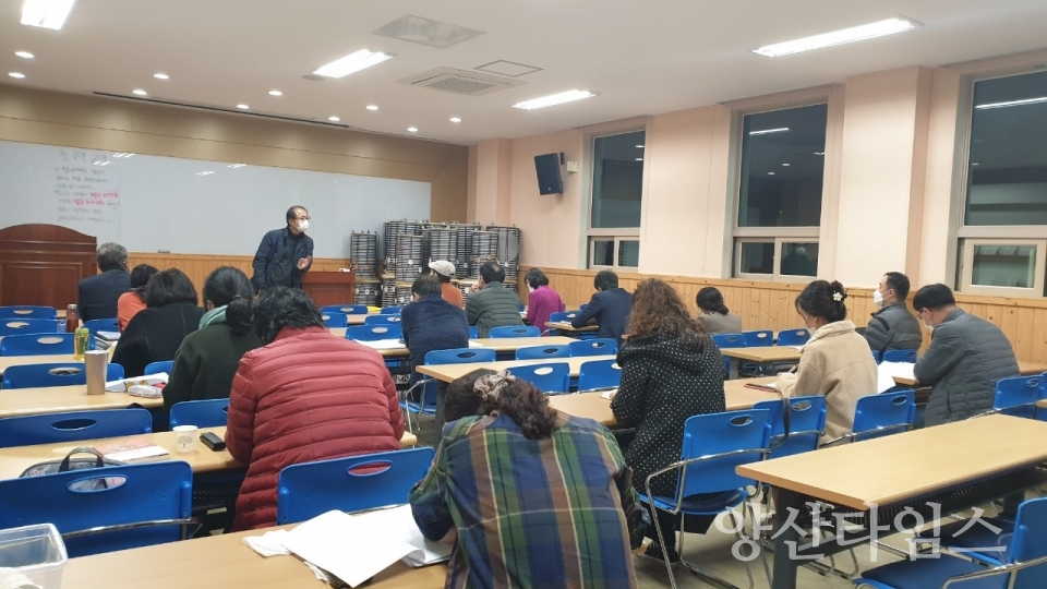 소설 강의를 경청하고 있는 소설반 수강생ⓒ양산타임스