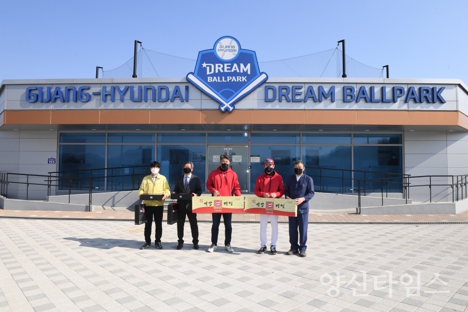 우측부터 기장군수, KT 이강철 감독, KT 이숭용 단장, 박승하 기장군도시관리공단 이사장, 기장군 김성태 문화관광과장_만남 후 기념촬영ⓒ양산타임스