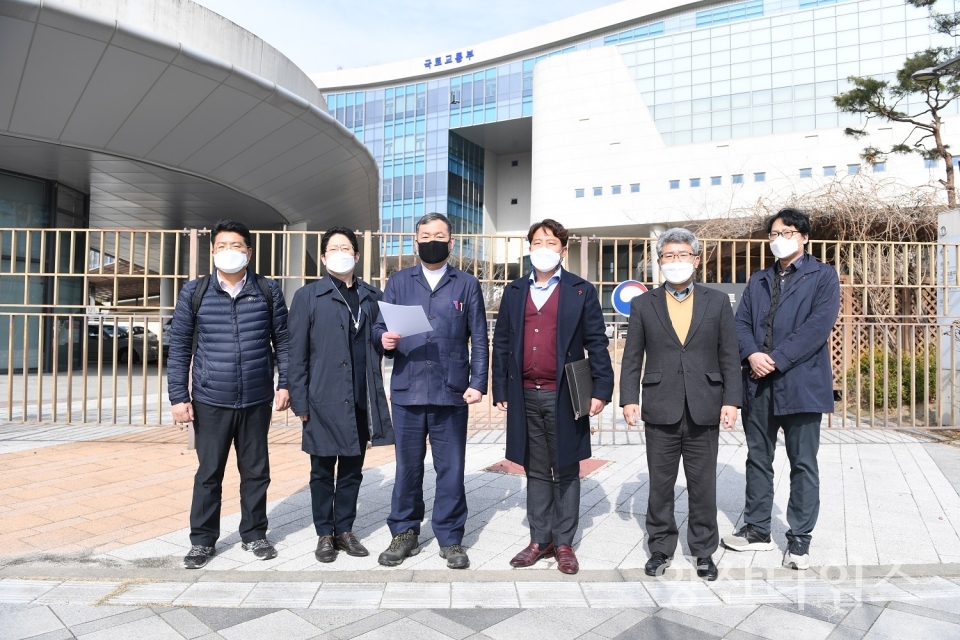 ▲ 23일 오후 2시 10분경 국토교통부 청사 앞에서 오규석 기장군수는 부군수, 안전도시국장, 기획청렴실장, 2030기획단장 등 기장군 관계자들이 배석한 자리에서 동남권 방사선 의·과학 일반산업단지 지역에 도심융합특구 유치 당위성에 대한 입장문을 낭독하고 있다. (사진 왼쪽부터 김종천 기획청렴실장, 양희창 안전도시국장, 오규석 기장군수, 심재민 부군수, 신광식 2030기획단장, 2030기획단 김택윤 주무관)ⓒ양산타임스