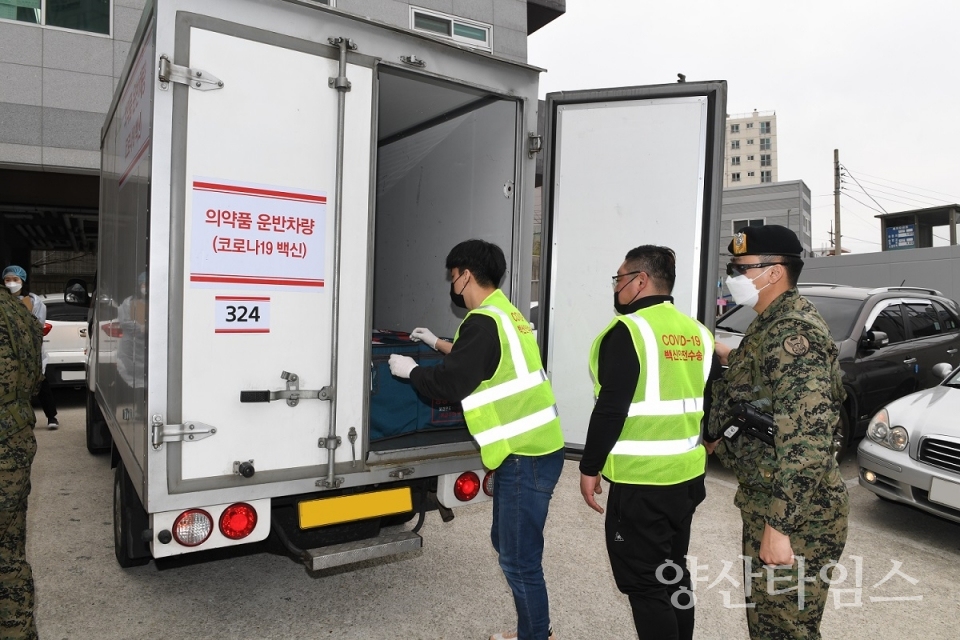 기장군 관내 요양병원으로 배송 중인 코로나19 백신 ⓒ양산타임스