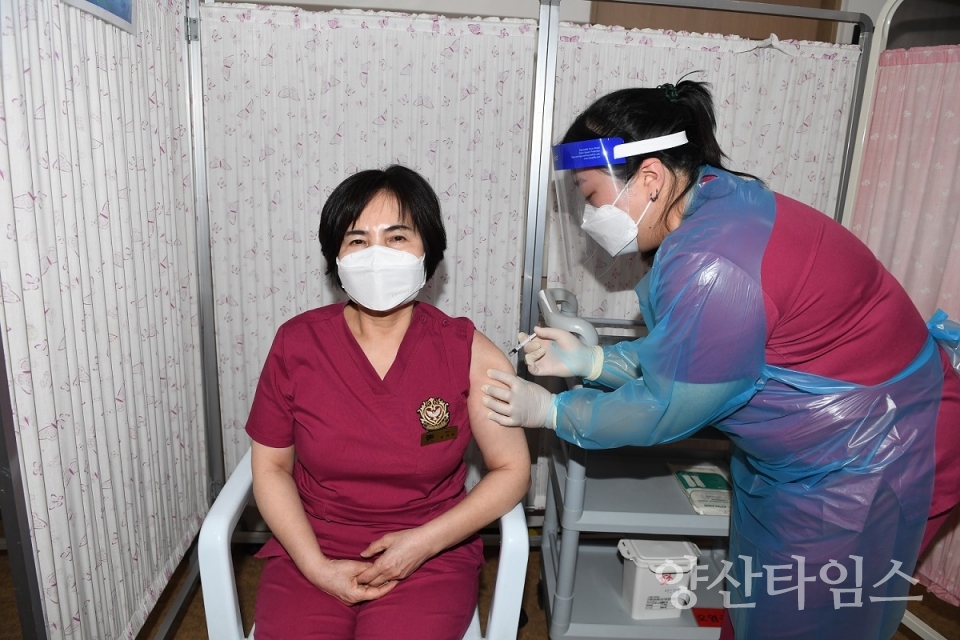 2월 27일 오후 12시 20분경 기장군 소재 요양병원에서 기장군 1호 접종자인 김위숙 수간호사가 코로나19 백신 접종을 받고 있다 ⓒ양산타임스