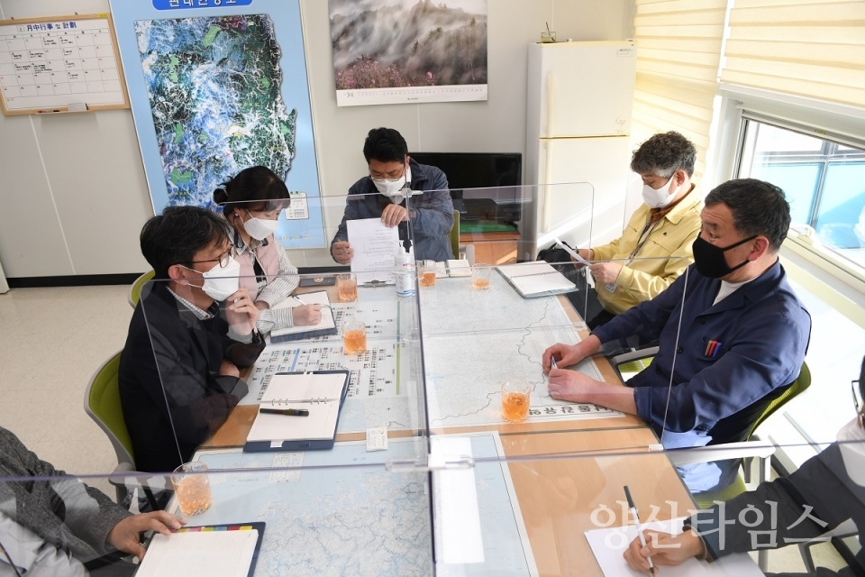 ▲ 3월 16일 기장군수는 경남 창원시 소재 낙동강유역환경청을 방문해, 정관읍에 있는 의료폐기물 소각업체의 소각장 증설을 결사반대하는 주민의견을 전달하고, 소각업체 변경허가 신청 반려를 촉구했다.ⓒ양산타임스