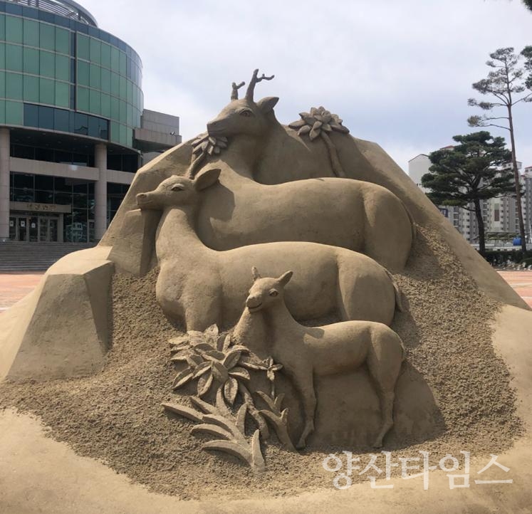 문화예술회관 광장_숲속의 사슴ⓒ양산타임스