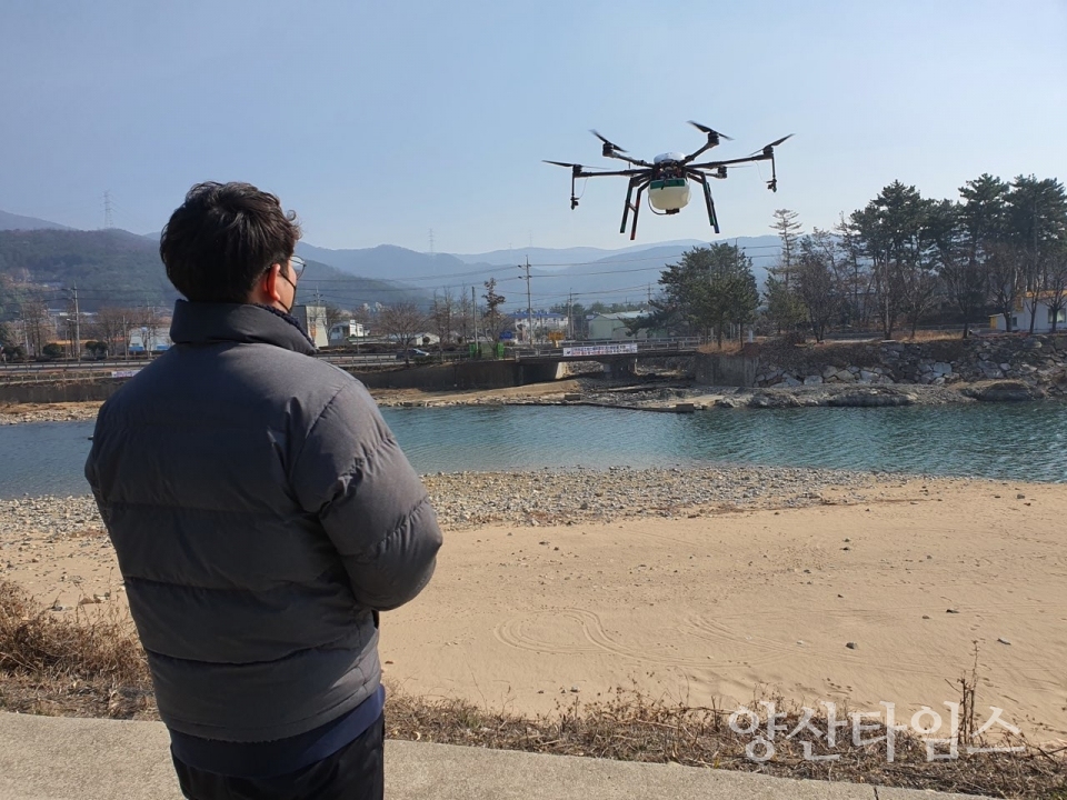 농촌진흥공무원 드론으로 첨단농업 실현ⓒ양산타임스