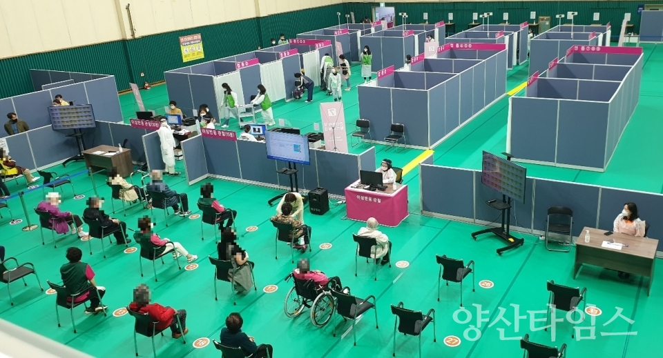 기장체육관 보조경기장에 개소한 백신접종센터 현장ⓒ양산타임스