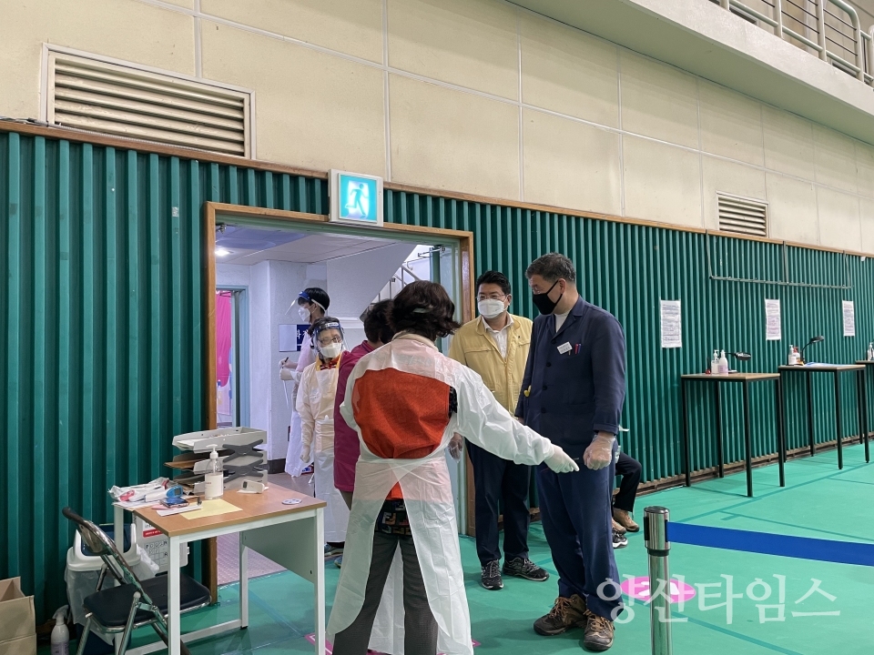 5월 19일 기장군수는 백신접종센터를 찾아 관계직원들을 격려하고 현장점검을 실시했다 (2)" "5월 19일 기장군수는 백신접종센터를 찾아 관계직원들을 격려하고 현장점검을 실시했다.ⓒ양산타임스