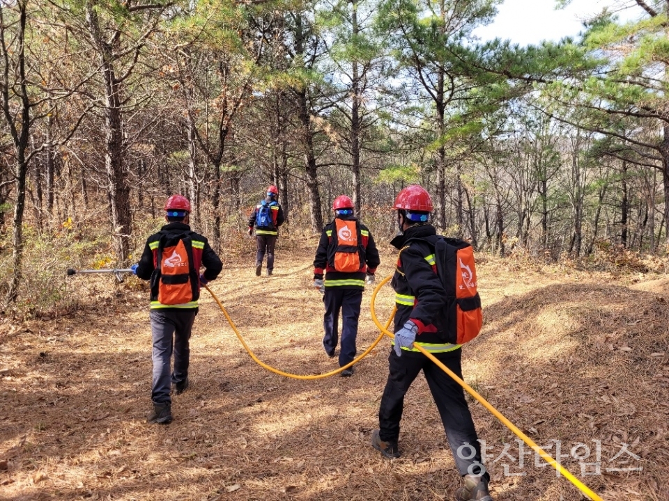 지난해 12월 기장군 산불전문예방진화대원들이 산불진화 훈련에 임하고 있다 ⓒ양산타임스