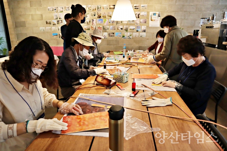 물금읍 홀몸어르신 가죽공예 ⓒ양산타임스