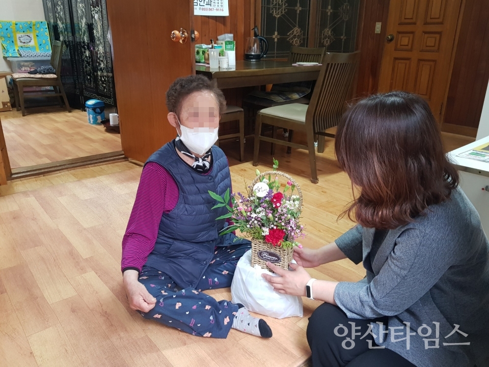 중앙동 사랑의 카네이션 꽃바구니 ⓒ양산타임스