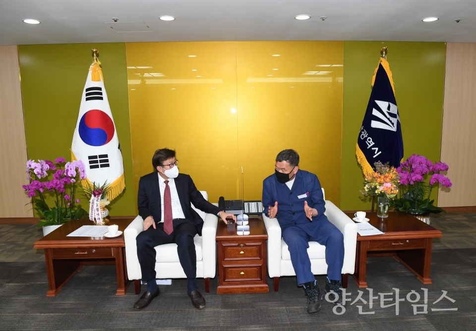 기장군수는 그동안 추진에 어려움을 겪고 있는 기장군의 핵심 현안사업 해결을 위해 5월 10일 오후 4시 30분 부산시청 7층 접견실에서 박형준 부산시장과 면담을 가졌다ⓒ양산타임스
